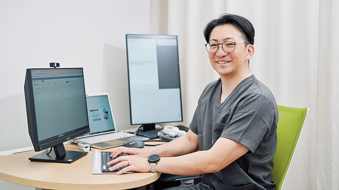 診察室で笑顔の「関谷 宗之（せきや むねゆき）」医師写真